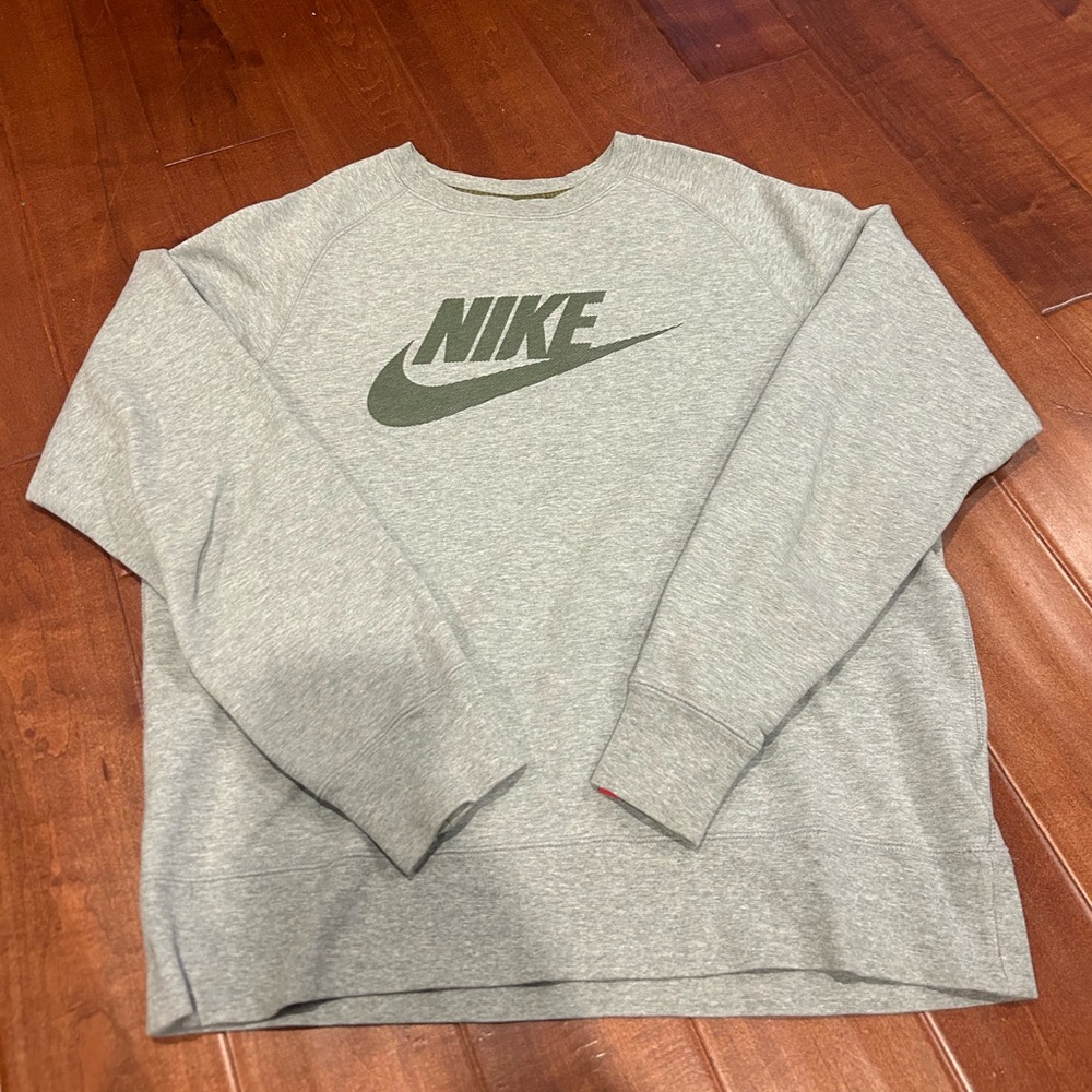 Nike crewneck in perfect condition. Size large